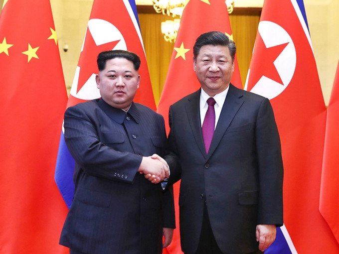 中国国家主席习近平（右）向北韩领袖金正恩发贺电，祝贺北韩建国73周年。新华网图片