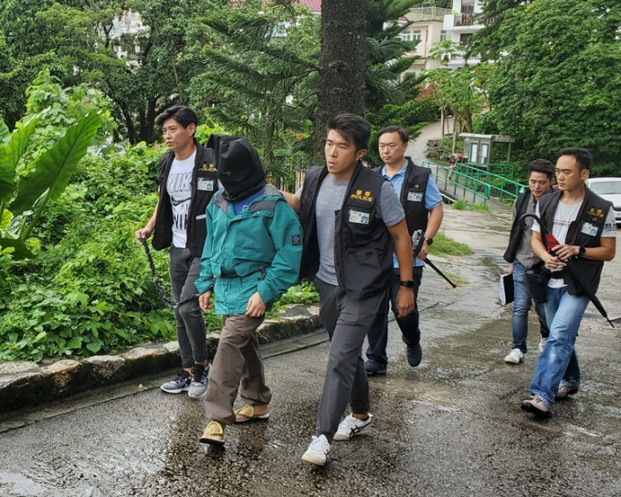 涉案道士案发后被警方押回现场调查。资料图片