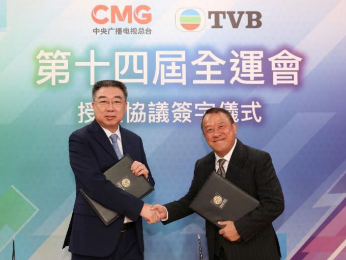 無綫副總經理曾志偉（右）與中央廣播電視總台亞太總站副站長王鐵剛（左）簽訂授權協議。