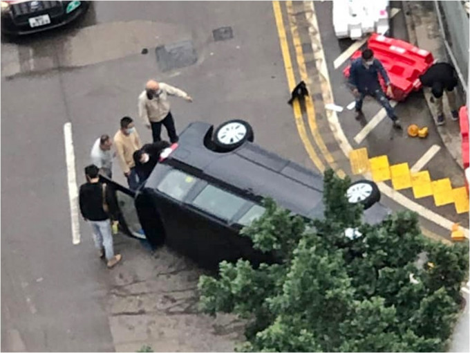 一輛黑色私家車於荔景公路自炒翻側。FB群組「香港突發事故報料區」Ju Belli圖片