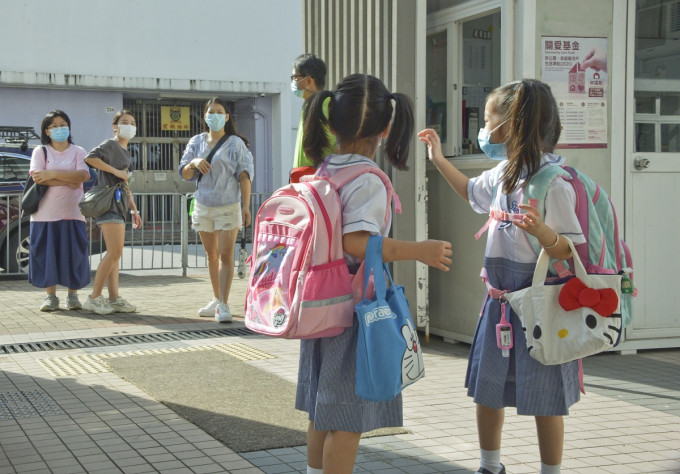 不少家长希望学校全面复课。资料图片