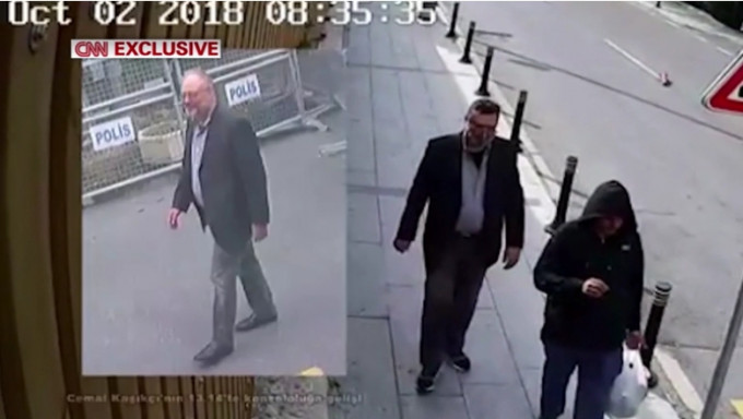 懷疑殺害卡舒吉的十五人暗殺小組成員之一邁達尼（右）穿上卡舒吉（左）的衣服，貼上假鬍子離開領事館後門。（CNN新聞截圖）