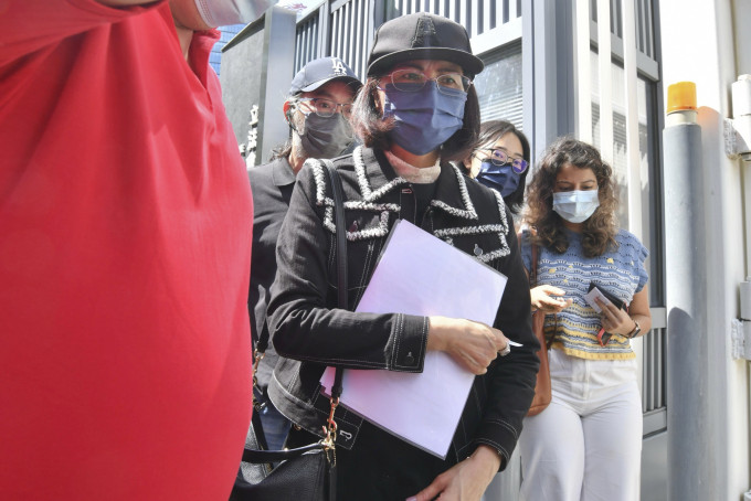台灣殺人案死者潘曉穎的母親邀請疑兇陳同佳及管浩鳴等人到政總外對質，惟所有人均沒有到場。
