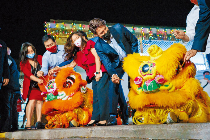 ■杜鲁多上周五到烈治文向华人拜票时，为醒狮点睛。