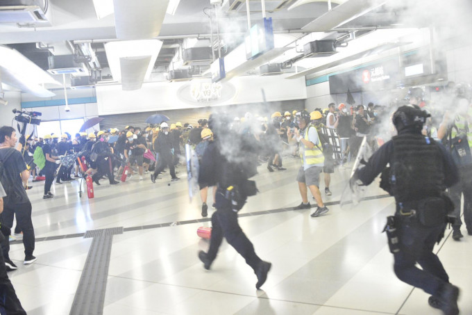 警方与示威者在元朗站爆发冲突。资料图片