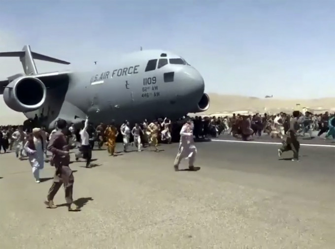 美軍稱C-17運輸機到達多哈的美軍基地後，發現人體殘肢。AP資料圖