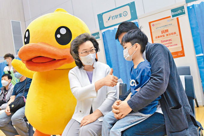 公务员事务局局长杨何蓓茵为接种疫苗小朋友，畀个LIKE。