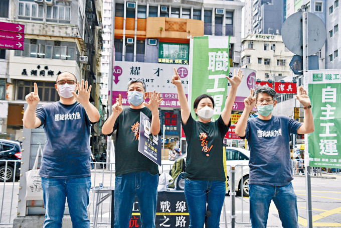 職工盟去年五月一日，秘書長李卓人（左二）、時任主席吳敏兒（左三）及總幹事蒙兆達（右一），在旺角高調宣傳工會抗爭戰綫。