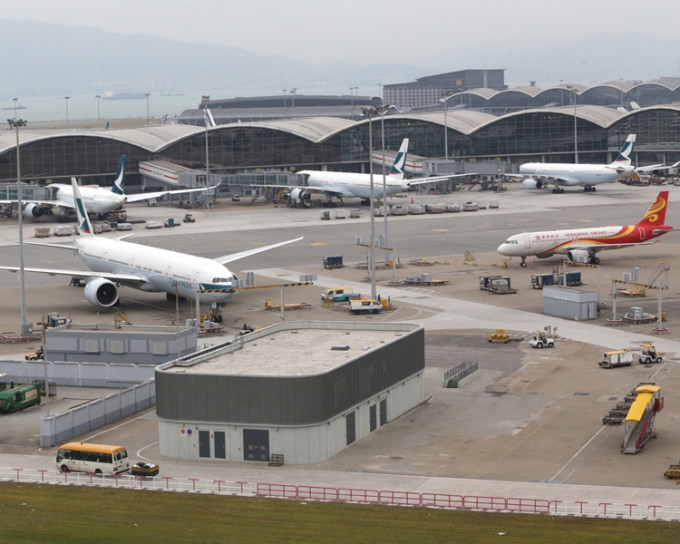 飛機深夜橫越香港夜空，噪音達80分貝涉及25航空公司。資料圖片