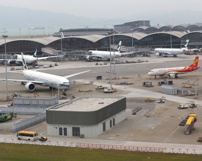 飞机深夜横越香港夜空，噪音达80分贝涉及25航空公司。资料图片