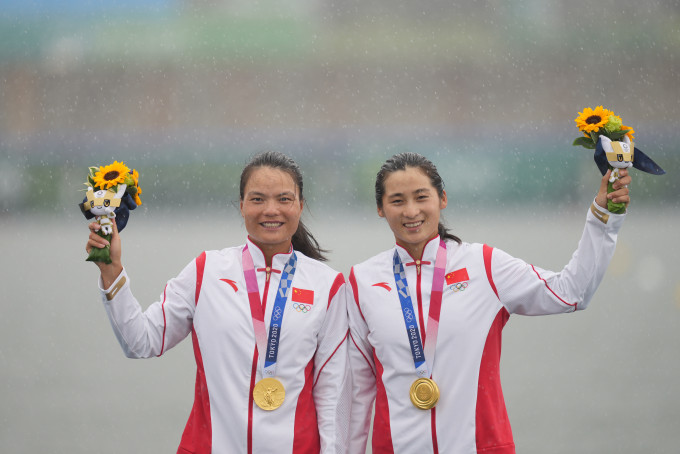 徐詩曉（左）與孫夢雅贏得皮划艇靜水女子五百米雙人划艇金牌。