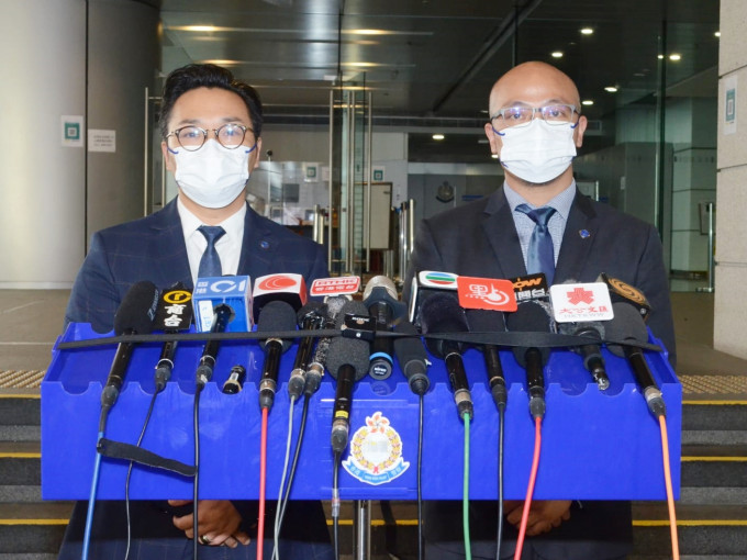 網絡安全及科技罪案調查科警司譚威信（左）匯報案情。