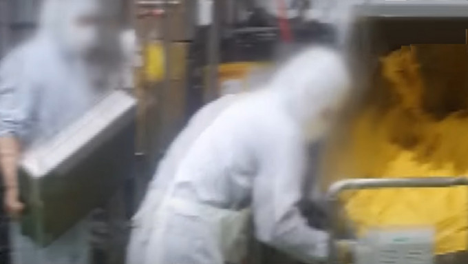 Paris Baguette工厂一名女员工因围裙不慎遭机器卷入，惨遭搅拌机绞死。网上截图