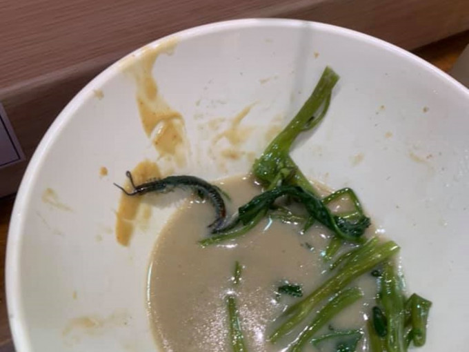 網民上載圖片，聲稱在深水埗某車仔麵店的通菜中驚見蜈蚣。香港車仔麵關注組facebook群組圖片