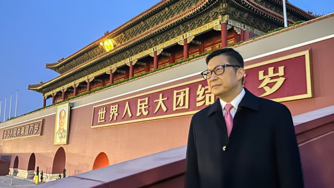 邓炳强到天安门广场观看升旗礼，感到「身为中国人无尽的骄傲」（邓炳强Facebook图片）