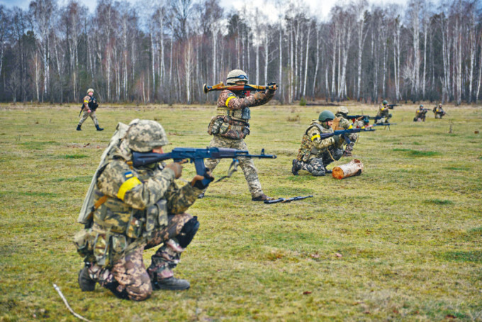 乌兵上周在与白俄罗斯接壤的边境接受军训。
