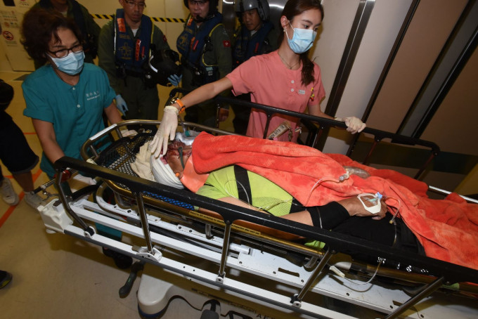傷者由直升機送東區醫院治理。