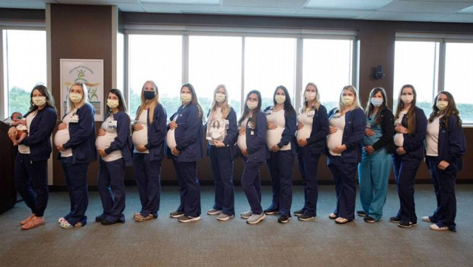 美国一家医院妇产科14名护士同时怀孕，合照超壮观。FB图