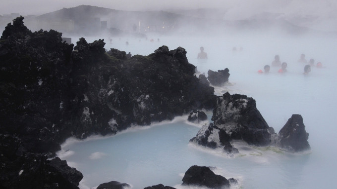冰岛当地地震频密，冰岛蓝舄湖度假村亦暂时关闭。美联社