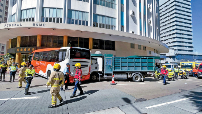旅巴與貨車擦撞後直撞入香港殯儀館正門，意外釀成14人受傷。