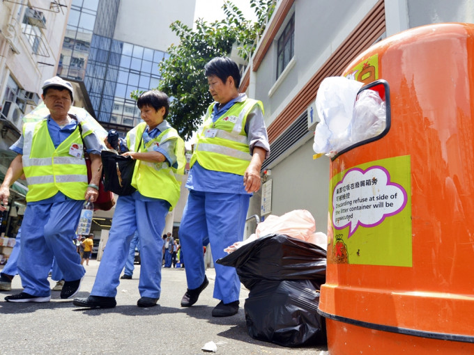 环保协进会指外卖及网购包装废物增加，加剧清洁工人身体劳损。资料图片