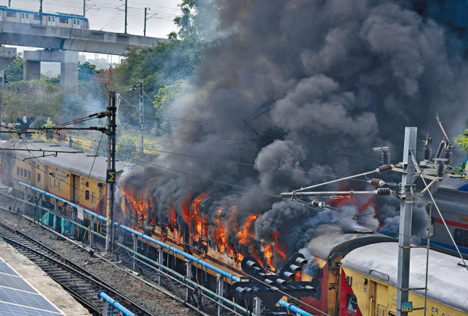 印度南部城市塞康德拉巴德的火车遭纵火，浓烟冲天。