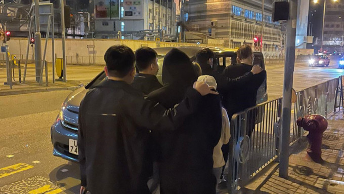 警方巡查九龙城娱乐场所及捣破两赌档，拘捕11人。警方提供