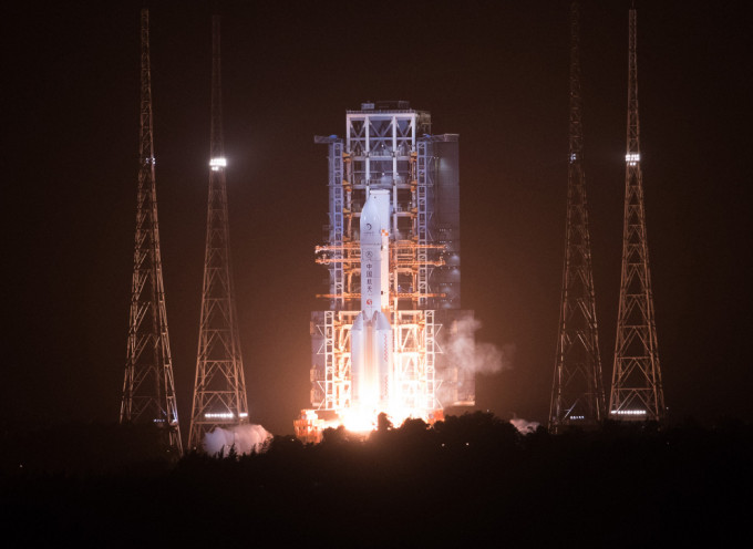 长征火箭搭载嫦娥五号探测器成功发射升空。（新华社图片）