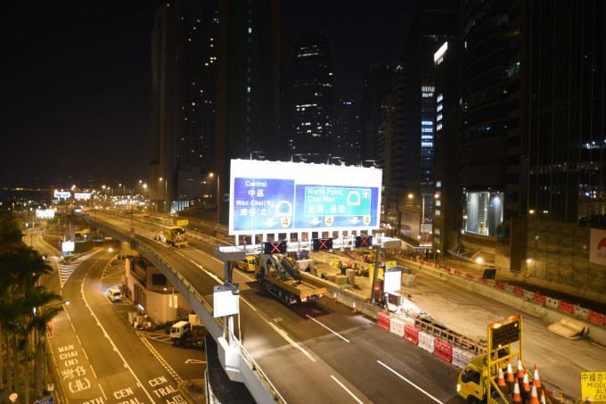 林士街天橋東行裝四個新路牌。