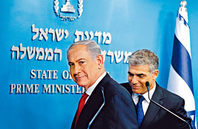 以色列总理内塔尼亚胡二〇一三年与前财长拉皮德（右）出席记者会。　