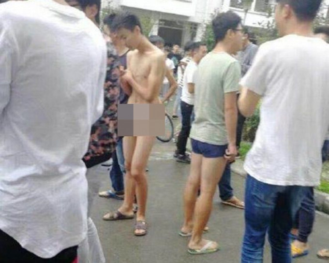 學生只穿上內褲走上街頭暫避。圖:微博