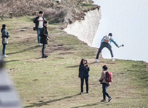金惠媛為了拍出凌空效果的照片，在懸崖邊跳躍，但不小心失足跌入懸崖而死。 網上圖片