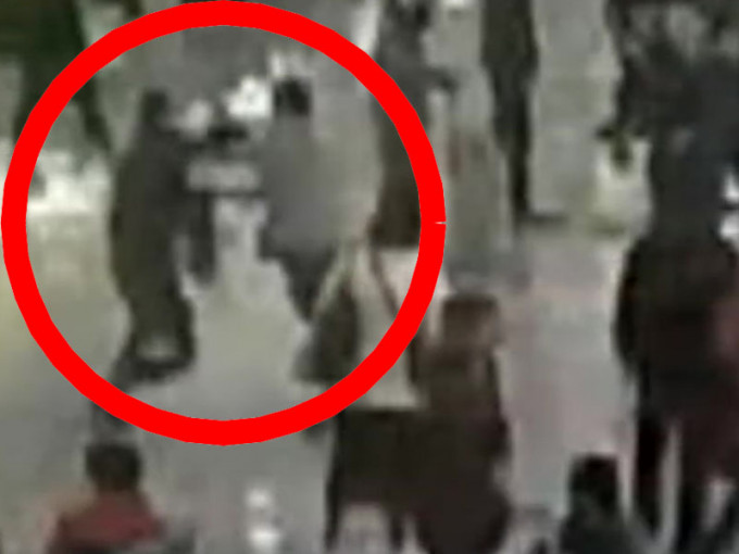杭州火车站一名男子抢包，还专门挑了个身材瘦小的旅客下手，谁知人家练过散打，结果被当场制服。 （网图）