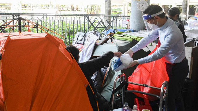 深水埗民政事务专员黄昕然向露宿者派发「防疫服务包」。
