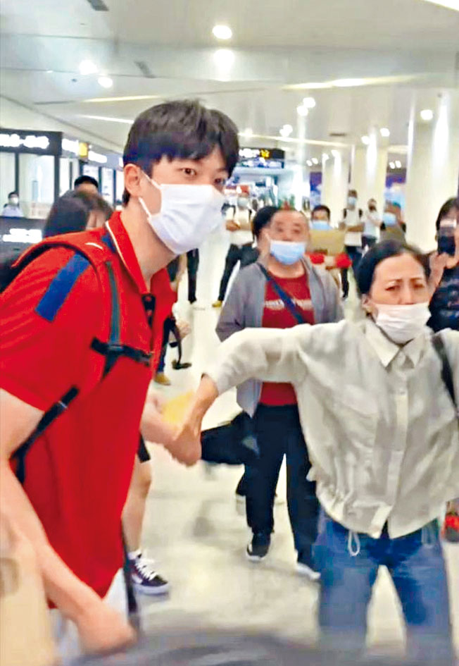 ■奧運冠軍汪順（左）日前在機場被「粉絲」騷擾。