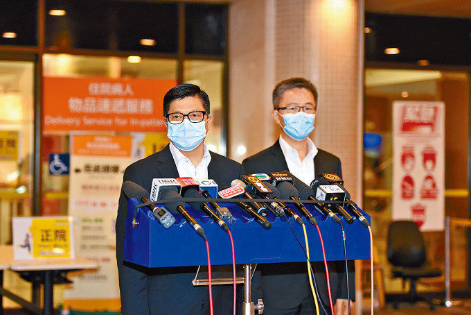 ■保安局局长邓炳强(左)与警队一哥萧泽颐向传媒透露，受伤警员情况。