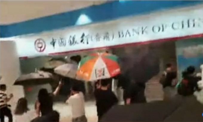 示威者破壞一間銀行。有線新聞截圖