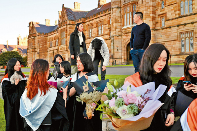 中国留学生在悉尼大学校园拍毕业照。