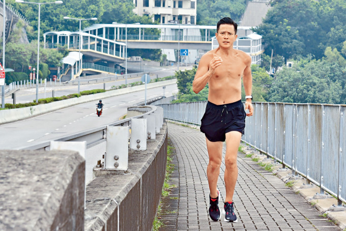 汤俊明已年届四十七岁，但藉跑步重拾腹肌，性格亦变得更阳光正面。