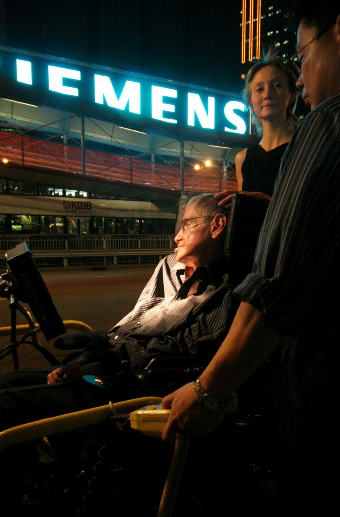 霍金2006年曾乘小轮游维港夜景。资料图片