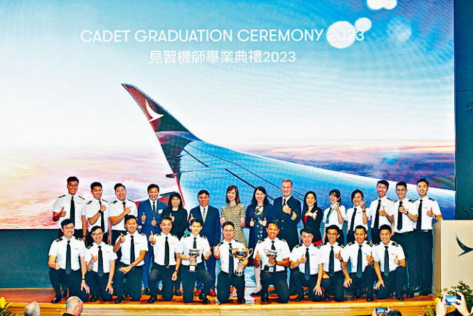 国泰航空举行3年来首个见习机师毕业典礼，19人下月加入国泰成为二副机长。