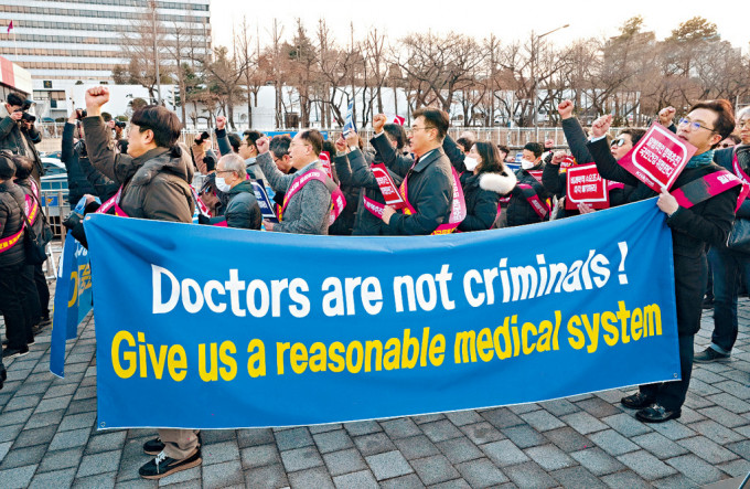 反对扩招医科生的医生周日在首尔集会，展示「医生不是罪犯」的横额，抗议停职医生面临处罚。