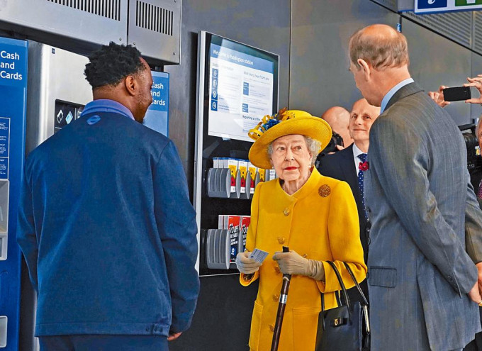 英女皇伊利沙伯二世突现身，参观以她名字命名的新铁路綫车站。