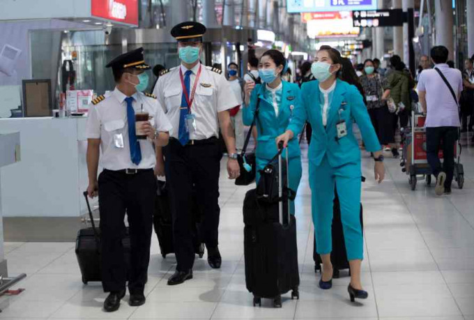 泰国禁止国际航班入境措施延长至18日。AP