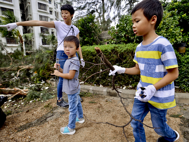 風災後，有不少熱心市民自發清理街道。 資料圖片