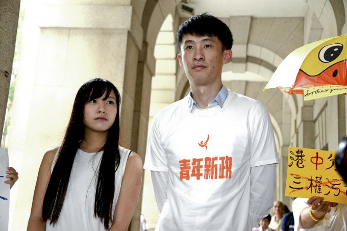 梁颂恒（右）标明青年新政不会参与补选。资料图片