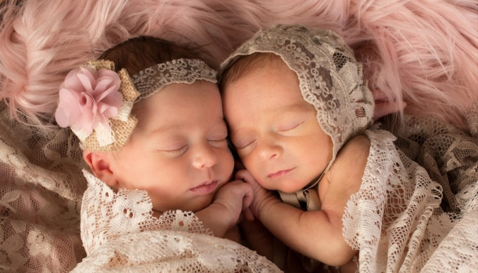 美國雙胞胎姊妹跨年夜出生　兩人僅隔「6分鐘」生日卻差一年