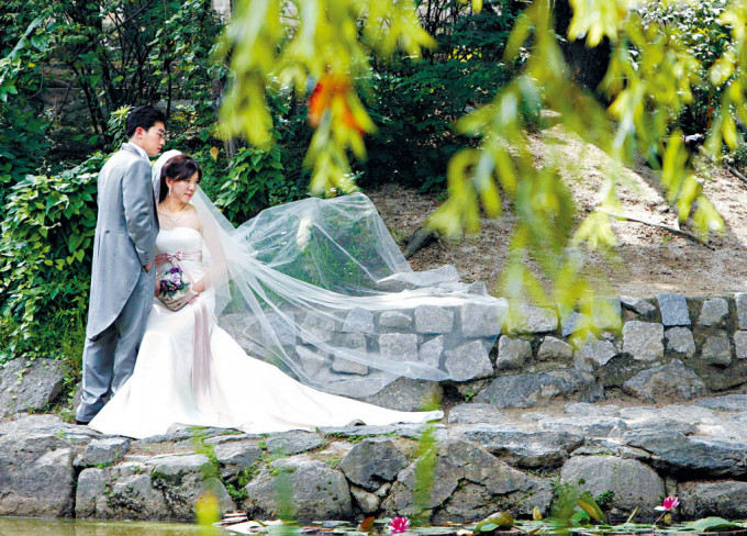 首爾一對新人拍攝婚照。