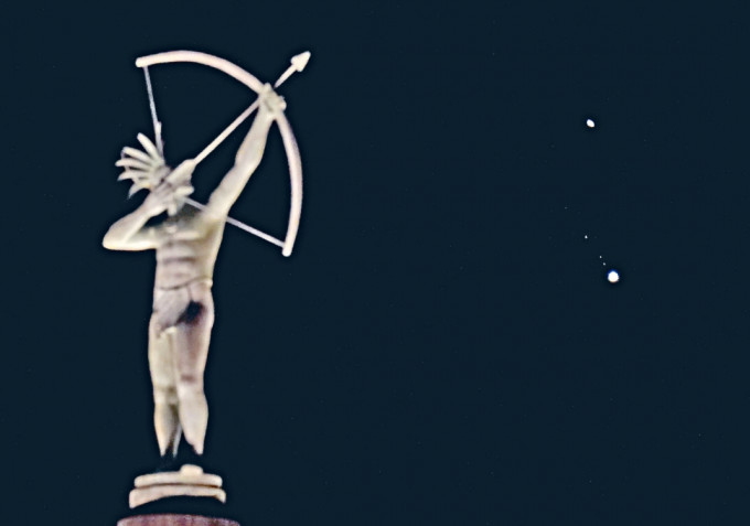 美国堪萨斯州议会大楼上周六拍摄到的「土木合」照片，上方是土星，下方为木星。