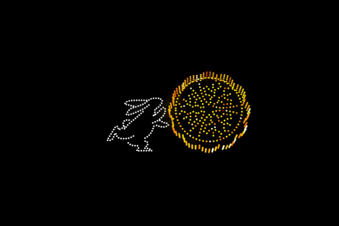 無人機匯演期間將有玉兔送上應節月餅，誠邀觀眾一同賞月。